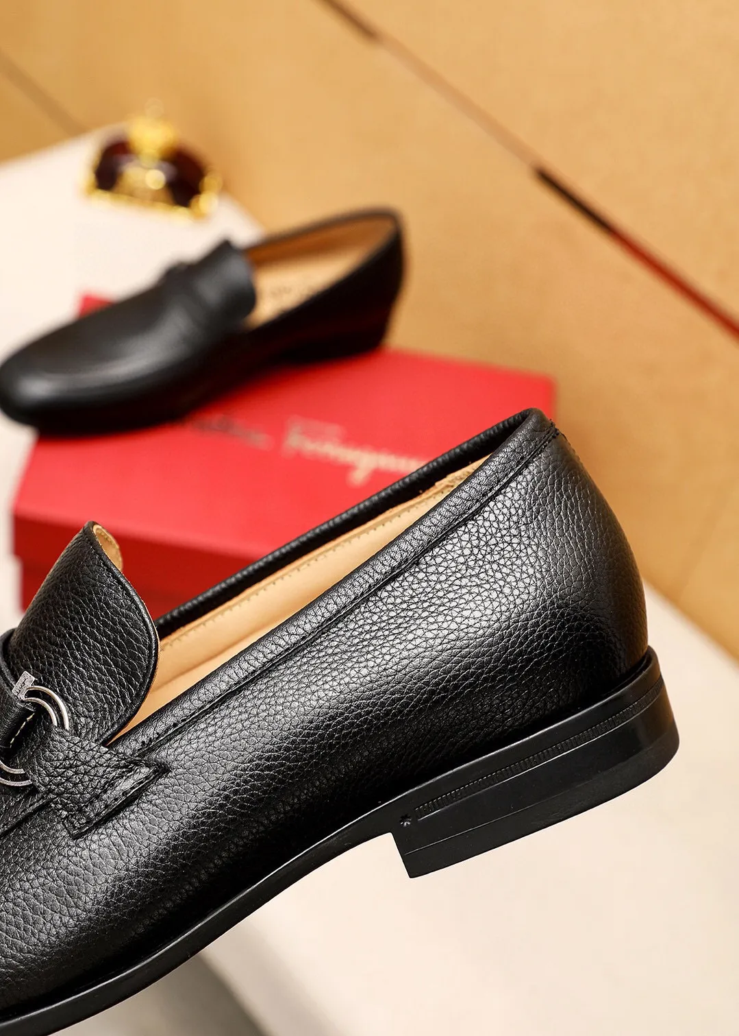 Men's shoes 💰480 💐 Product trademark: Ferragamo "Ferragamo" casual leather shoes Regular size: 38-44 (45🉑️customized) Product materials: Selected imported first-layer pebbled cowhide leather upper + luxury hardware buckle, imported water-dyed cow leather lining. Strong three-dimensional visual effect, original rubber outsole Color: 3⃣️seed leather materials available